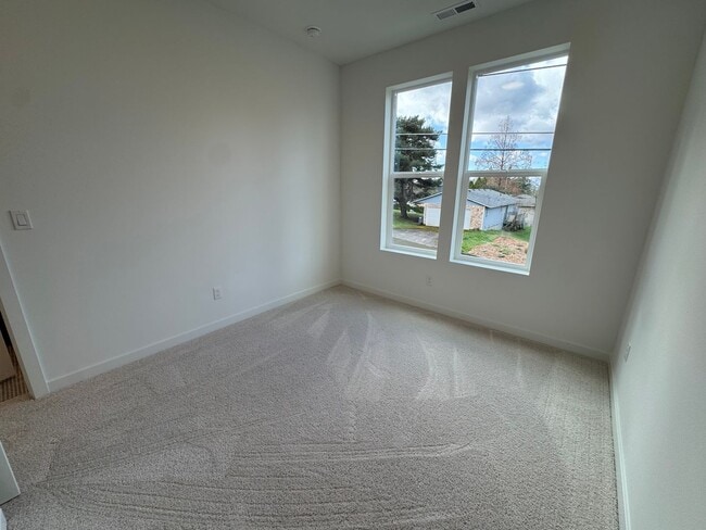 Building Photo - L0652