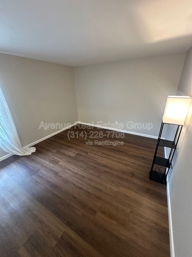 Building Photo - 425 Westglen Village Dr