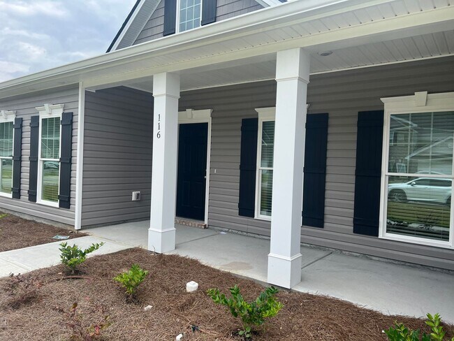 Building Photo - 5 bedroom, 3 bath home in Savannah, near I-16