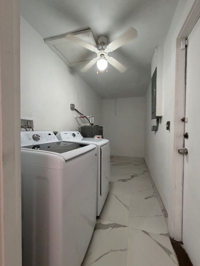 Building Photo - Easy Living with this 3 Bedroom Home on oversized fenced lot.