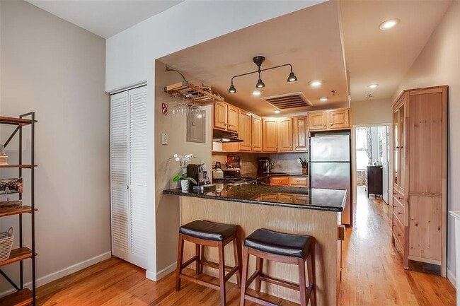 Building Photo - 214 Park Ave