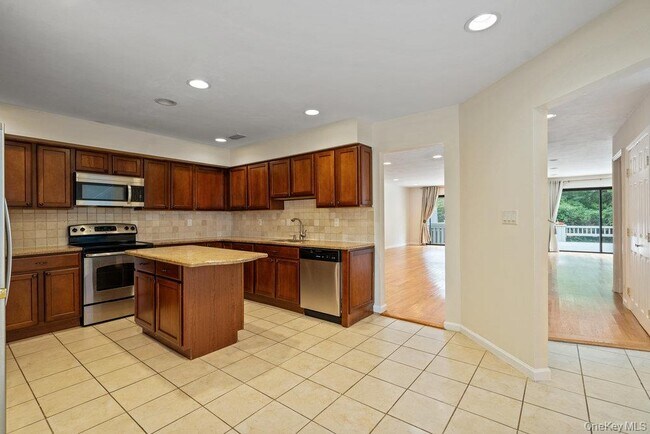 Building Photo - 90 Foxwood Dr