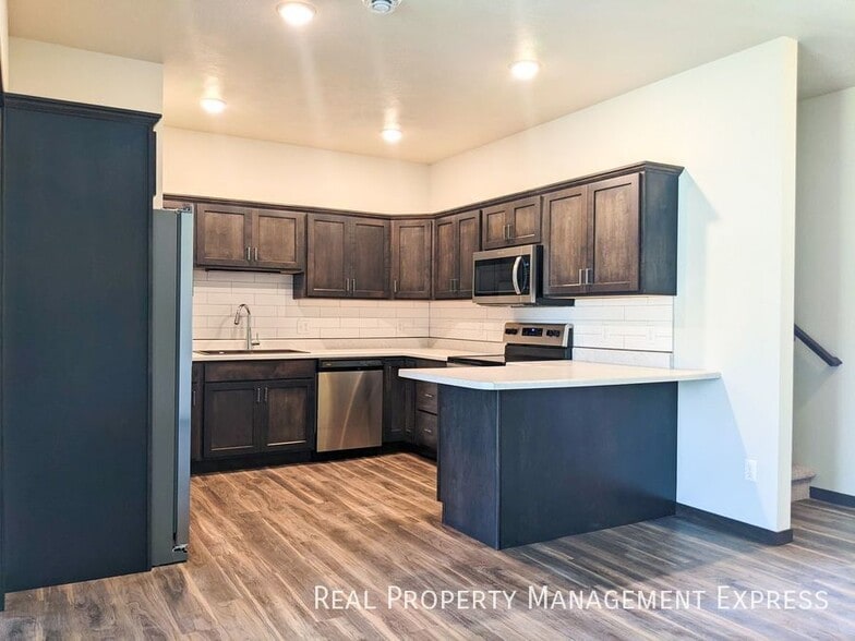 Building Photo - 3 Bedroom 2.5 Bathroom Townhome w/ Attached Garage