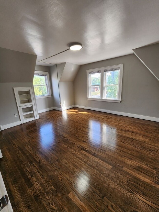 Building Photo - Large Glen Park Home