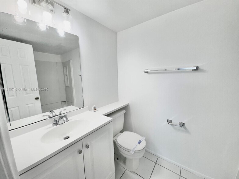 Building Photo - 2401 Riverside Dr