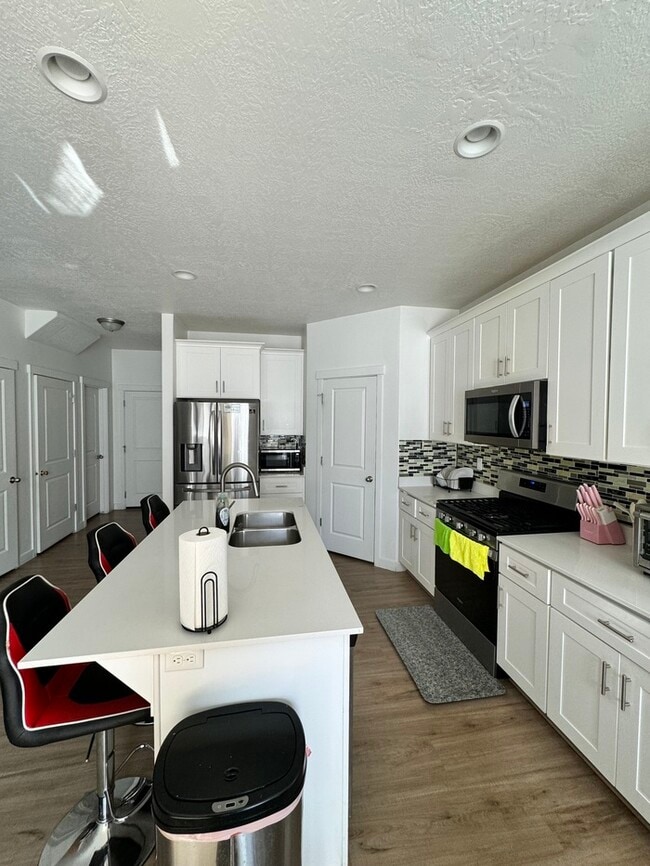 Building Photo - Your Next Home Awaits!