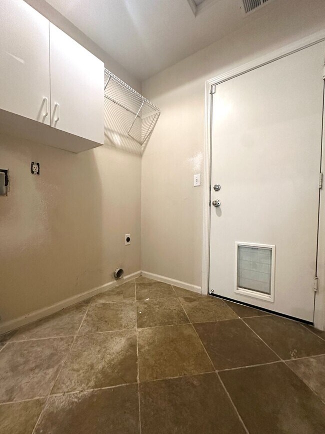 Building Photo - Single Story 3 Bed 2 Bath in Apple Hill!