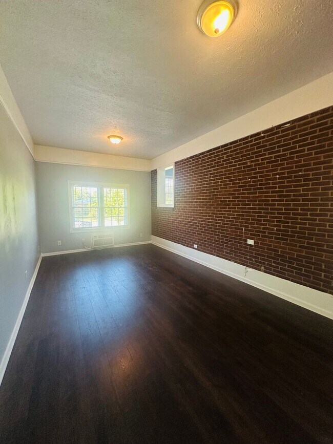 Building Photo - Charming 3 Bedroom Home in Fern Creek – Great Layout & Location