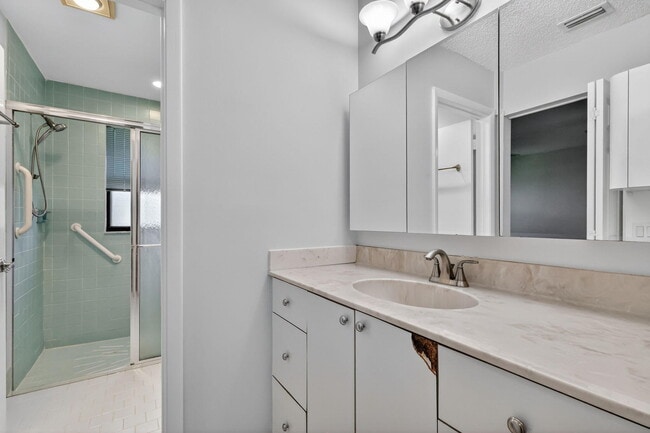 Building Photo - 870 NW 32nd Ave