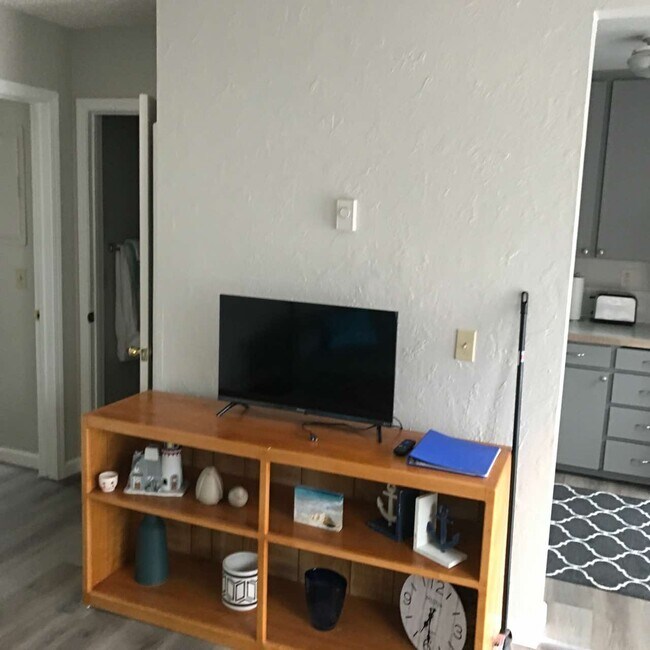 Building Photo - 30 Fern St