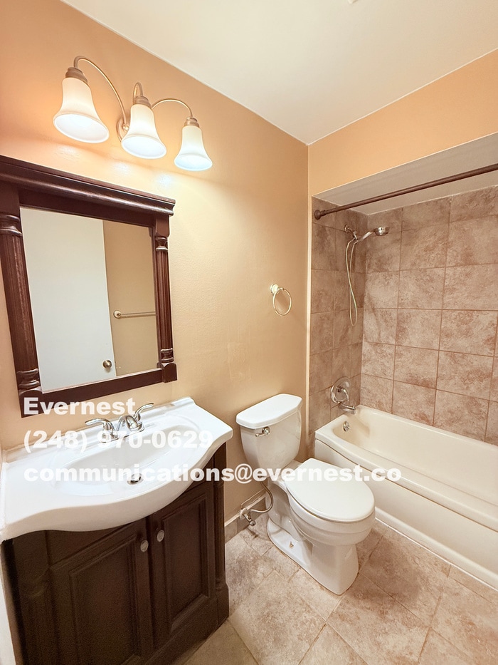 Building Photo - 17252 Sunnybrook Dr