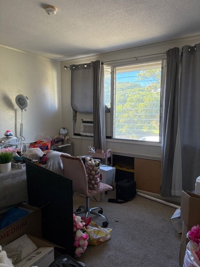 Building Photo - Spacious 2-Bedroom with Lanai Views & Pool Access