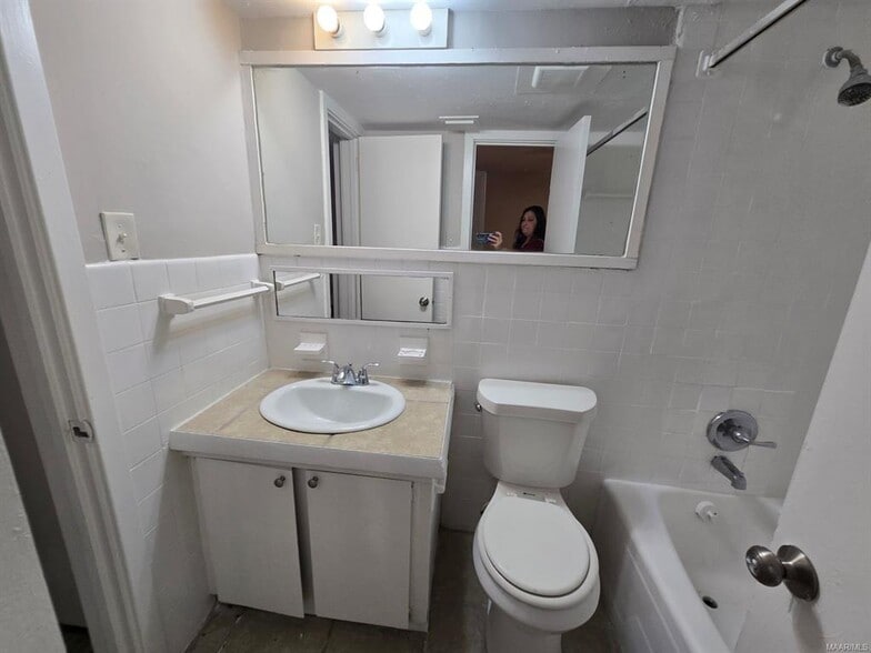 Building Photo - 3723 Wesley Dr