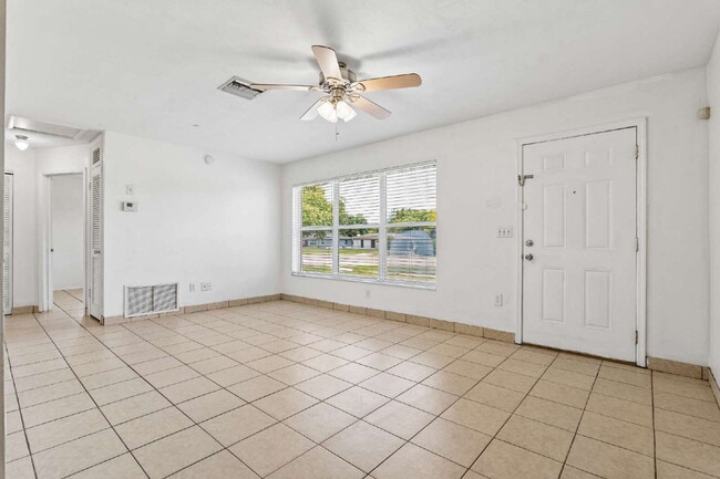 Building Photo - Charming 2-Bed Oasis on Providence Blvd – Cozy Living in Deltona!