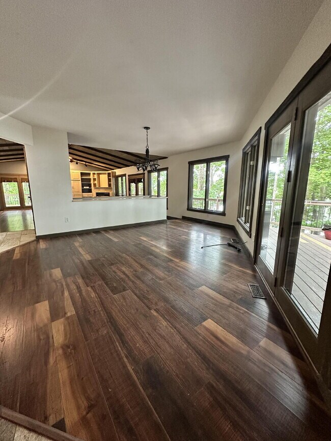 Building Photo - Beautiful Lake Front Property!