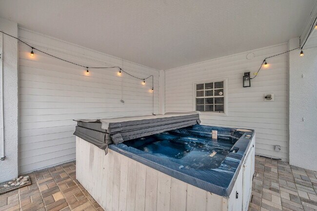 Building Photo - FURNISHED AVAILABLE JANUARY 2026. Beach Re...