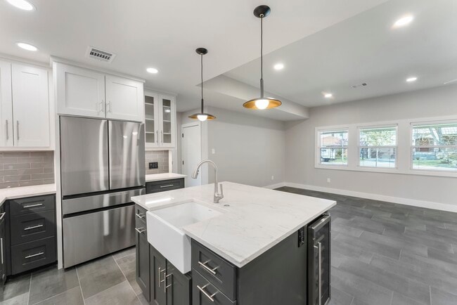 Building Photo - 2223 Hialeah Dr