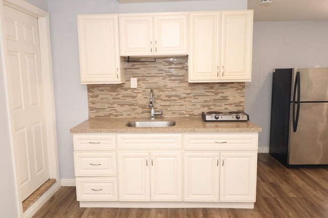 Building Photo - Casita Way (4025)