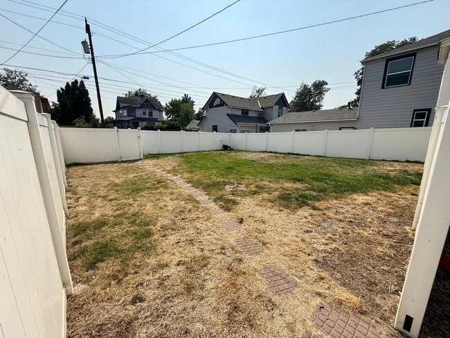 Building Photo - 508 6th Ave