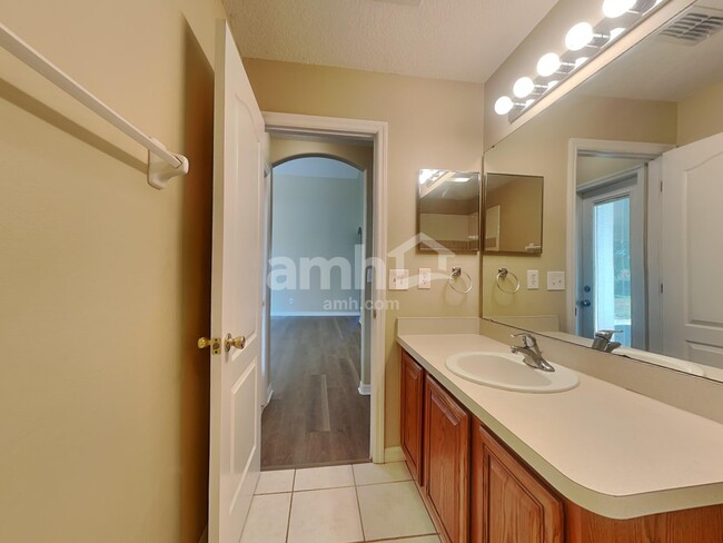 Building Photo - 1075 Princeton Dr