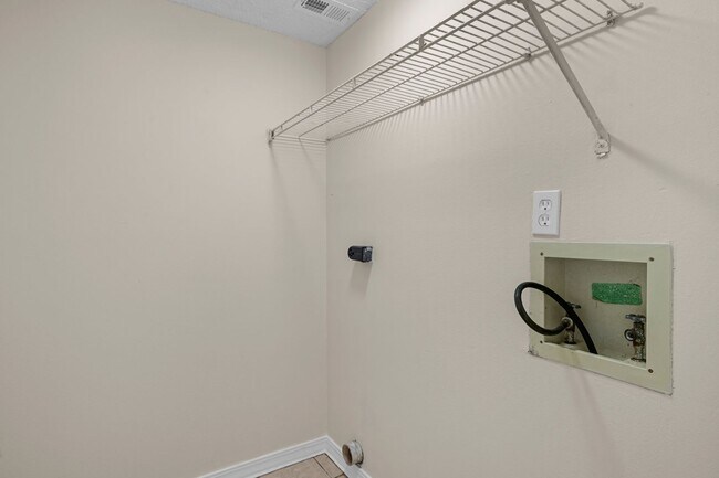 Building Photo - 501 S Edgewood Cir