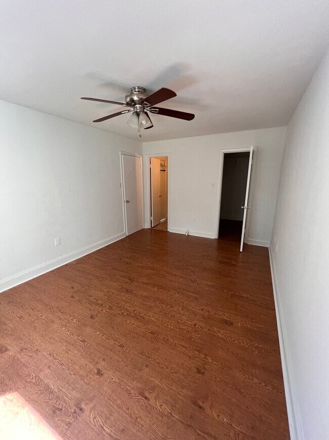 Building Photo - 7551 Woodbine Dr