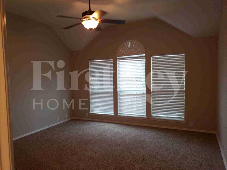 Building Photo - 707 Geary Dr