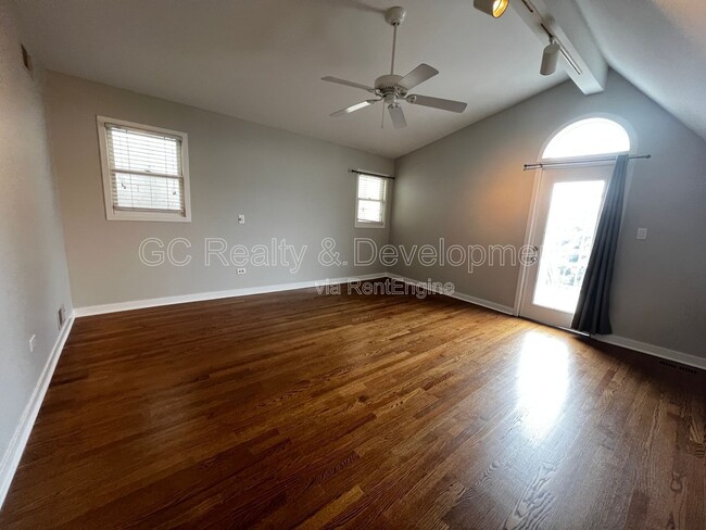 Building Photo - 1423 W Oakdale Ave