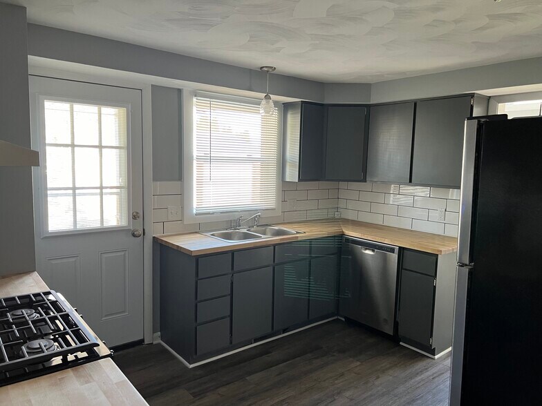 Building Photo - 625 W Omar St