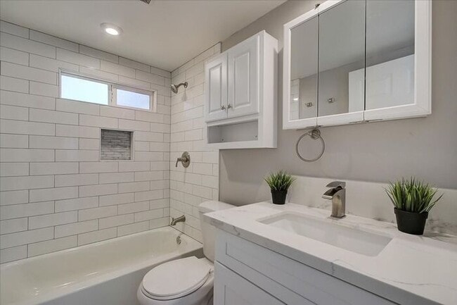 Building Photo - Studio w/ In-Unit W/D + Quartz Kitchen in Sacramento