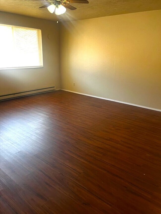 Building Photo - MP149 - 1014-1016 E Crown Ave