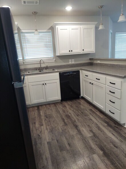 Building Photo - 1200 Sandstone Dr