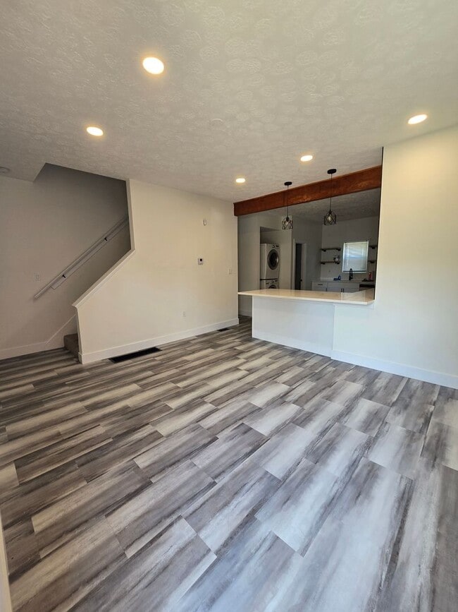 Building Photo - 3 BEDROOM SINGLE FAMILY HOME