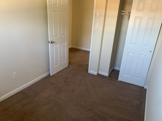 Building Photo - 3 Bedroom 1.5 Bathroom's