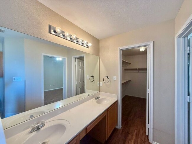 Building Photo - 3 Bedroom, 2 Bathroom Home in Lindale!