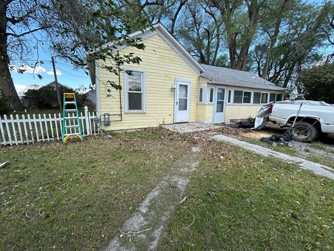 Building Photo - 2 Bed 1 Bath Large House with Fenced Yard and Washer Dryer Hookups