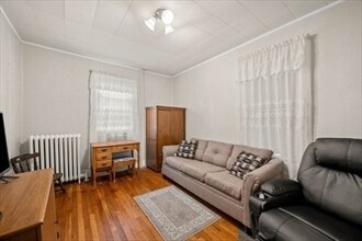 Building Photo - 154 Glen St