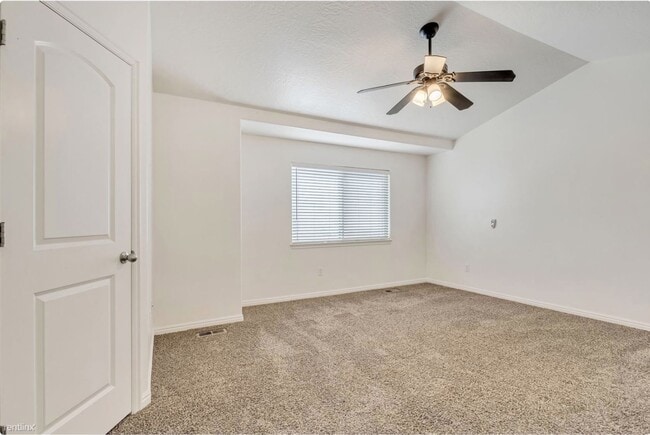 Building Photo - Beautiful Orem Townhouse