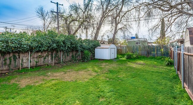 Building Photo - 700-702 Poplar Avenue