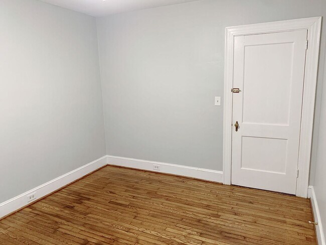 Building Photo - 3 Bedrooms 2 Bathrooms with fenced in back...