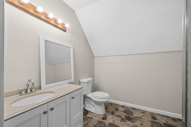Building Photo - 4 Bedroom 2 Full Bath Pet Friendly Home For Rent!