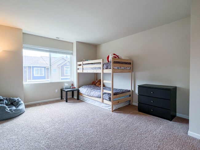 Building Photo - Great 3 Bedroom 2.5 Bathroom Townhouse End Unit!  2 Car Garage  + Washer & Dryer! Near Nike, Inte...