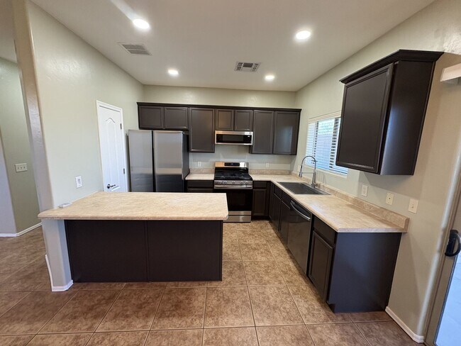 Building Photo - Move in ready Vail School District