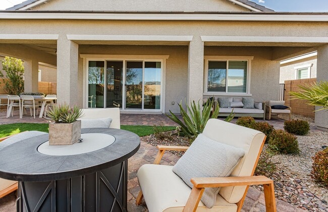 Building Photo - One Story Model Home