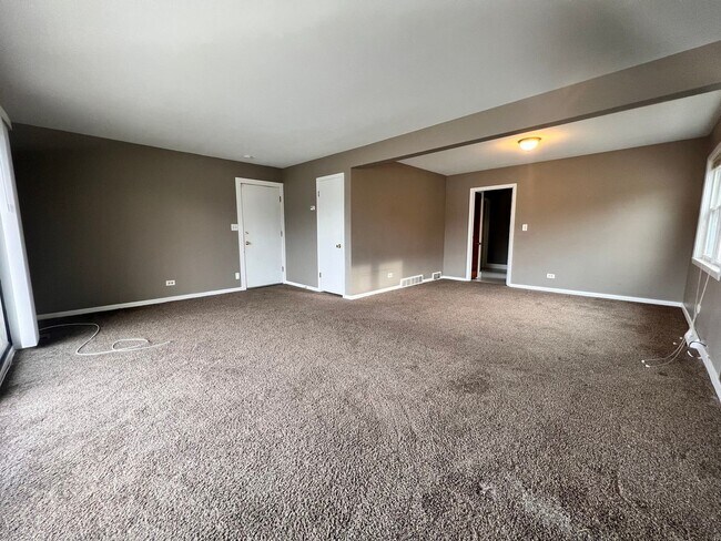 Building Photo - 16W671 56th St