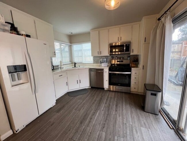 Building Photo - 3 Bed 2 Bath House located in the Heart of Tehachapi! Available 3/1/2026!