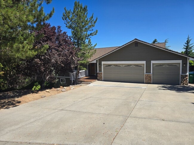 Building Photo - Spacious 5 Bedroom Home With Valley Views In SW Reno!