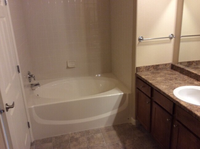 Building Photo - 2 bedroom Condo in a gated community. 1 Ca...
