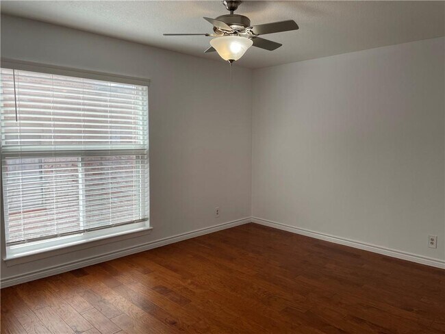 Building Photo - 6501 E Hill Dr