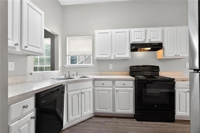 Building Photo - 5470 Twin Lakes Dr